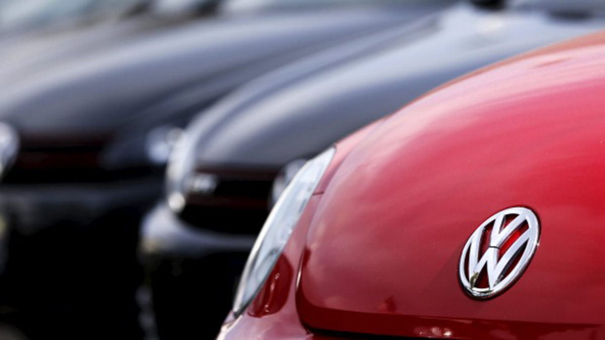 VW looks to cutbacks and electric cars to overcome scandal